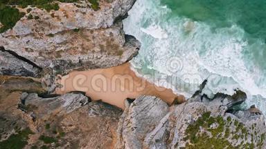 鸟瞰超现实主义隐藏普拉亚多卡瓦洛海滩在辛特拉，葡萄牙。 白色波浪向海滩翻滚
